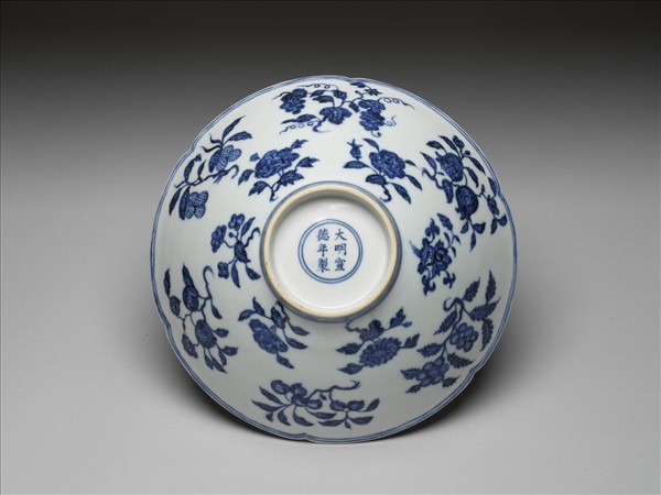 青花花果紋葵口碗