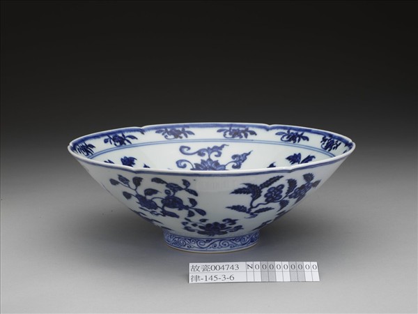 青花花果紋葵口碗