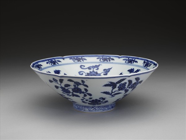 青花花果紋葵口碗