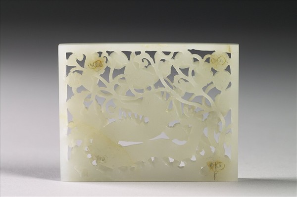 玉魚龍花草紋帶飾