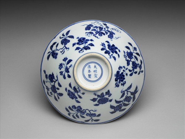 青花花果紋葵口碗