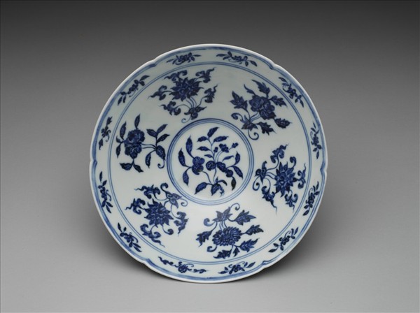 青花花果紋葵口碗