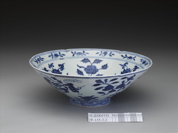 青花花果紋葵口碗