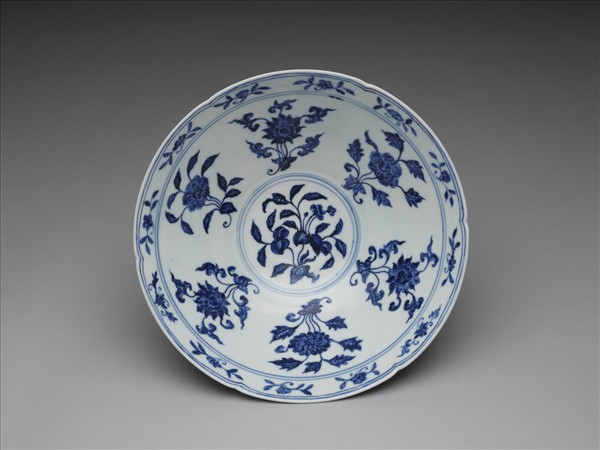 青花花果紋葵口碗