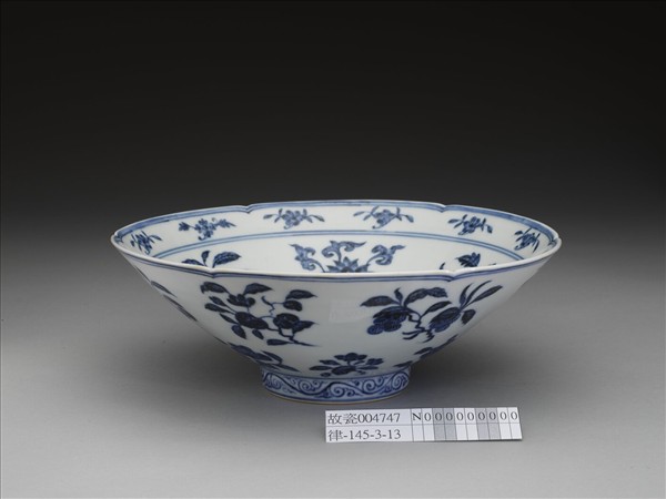 青花花果紋葵口碗