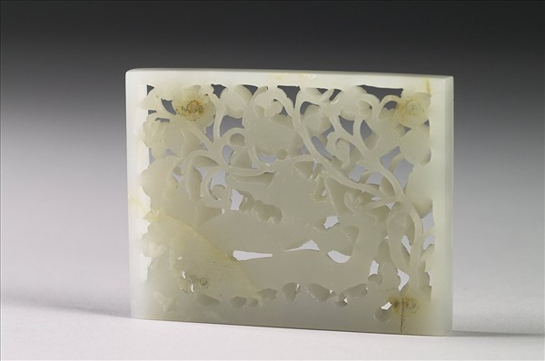 玉魚龍花草紋帶飾