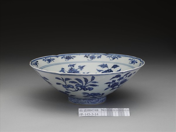 青花花果紋葵口碗