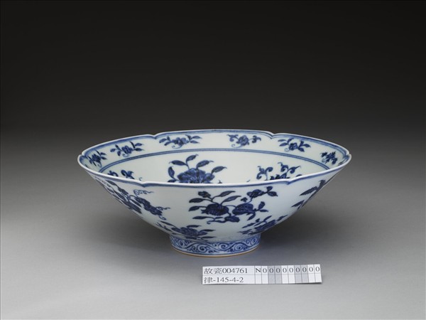 青花花果紋葵口碗