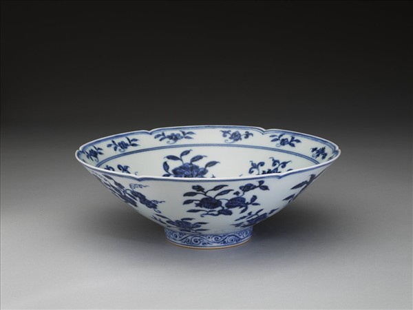 青花花果紋葵口碗