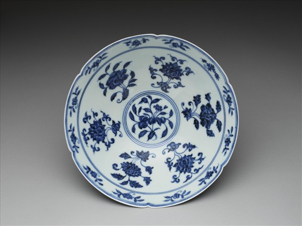 青花花果紋葵口碗