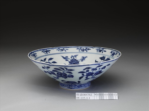 青花花果紋葵口碗