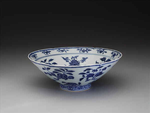 青花花果紋葵口碗