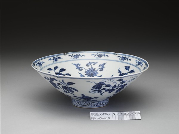 青花花果紋葵口碗
