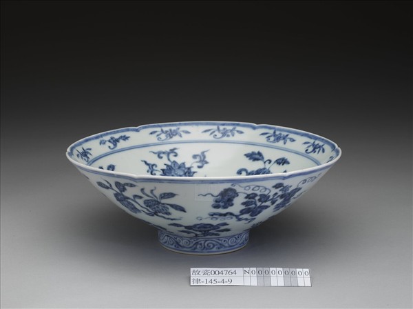 青花花果紋葵口碗