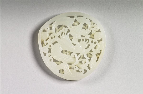 玉魚龍花草紋帶飾