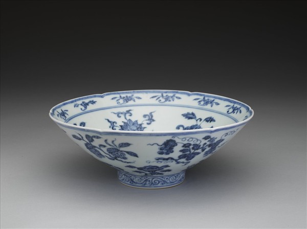 青花花果紋葵口碗
