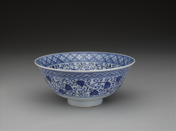 青花轉枝花葉蓮塘紋碗