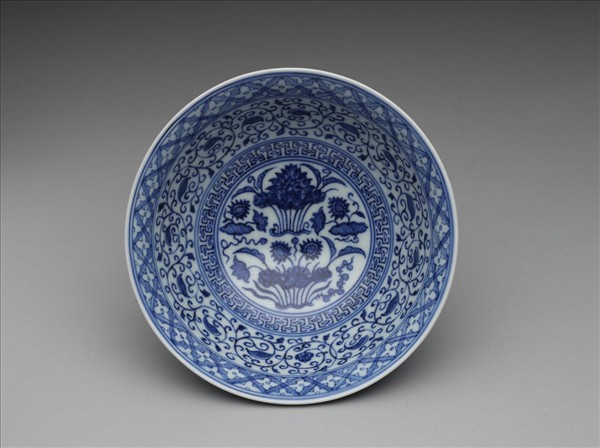 青花轉枝花葉蓮塘紋碗