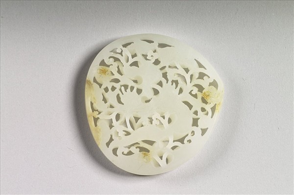 玉魚龍花草紋帶飾