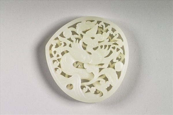 玉魚龍花草紋帶飾