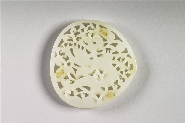 玉魚龍花草紋帶飾