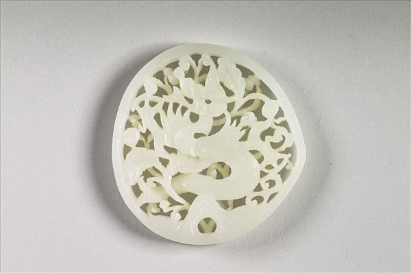 玉魚龍花草紋帶飾