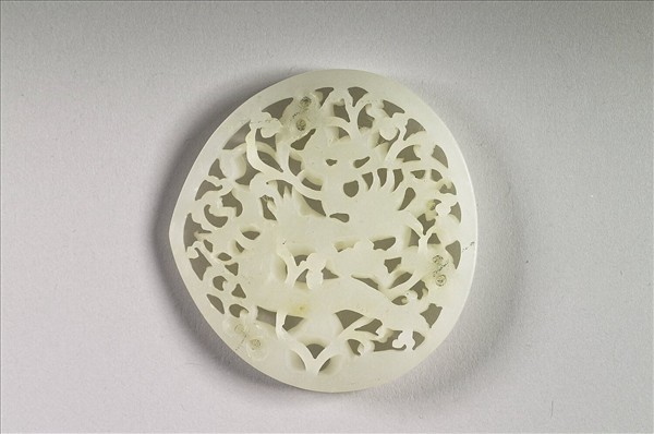 玉魚龍花草紋帶飾