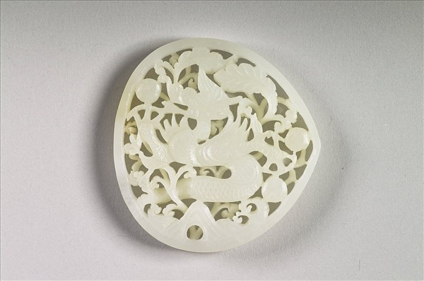 玉魚龍花草紋帶飾