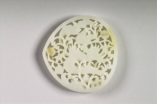 玉魚龍花草紋帶飾