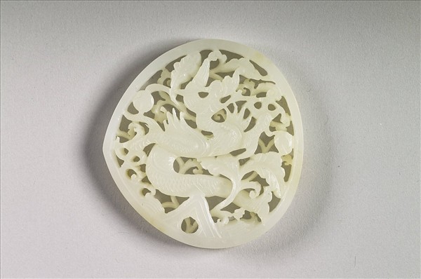 玉魚龍花草紋帶飾