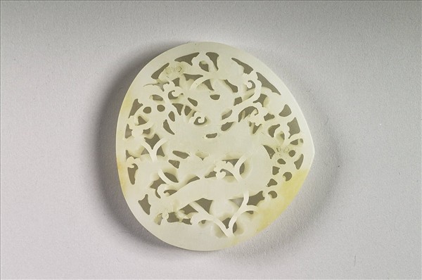 玉魚龍花草紋帶飾