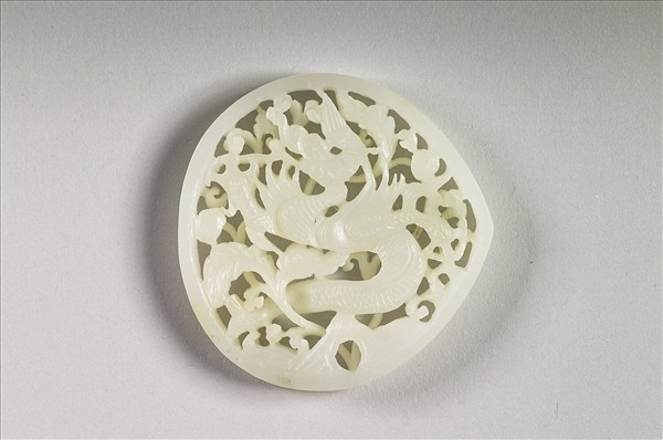 玉魚龍花草紋帶飾