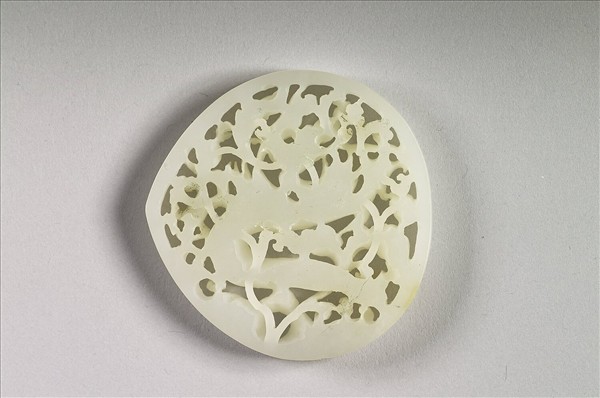 玉魚龍花草紋帶飾