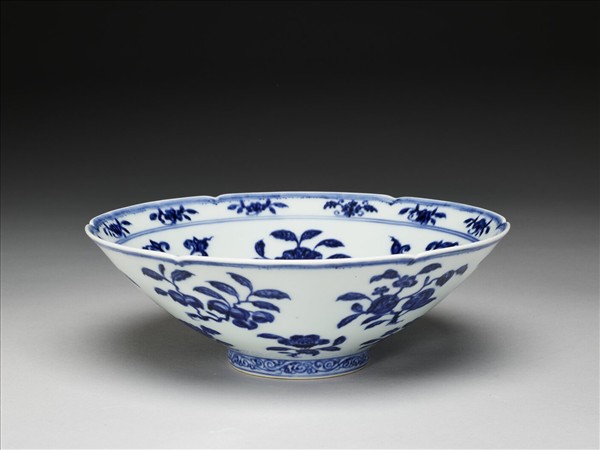 青花花果紋葵口碗