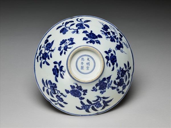 青花花果紋葵口碗