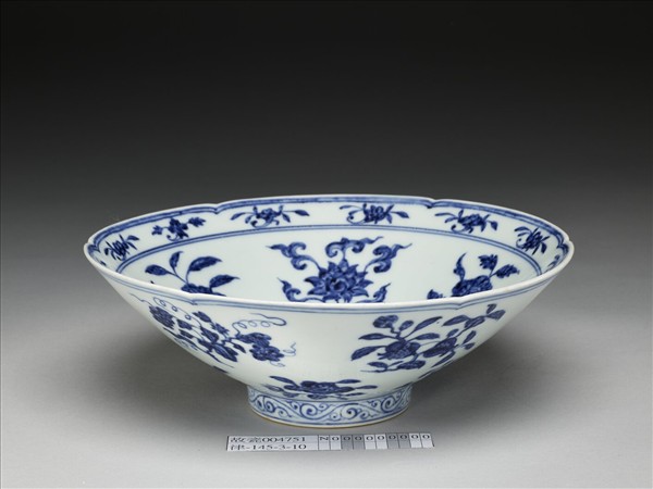 青花花果紋葵口碗