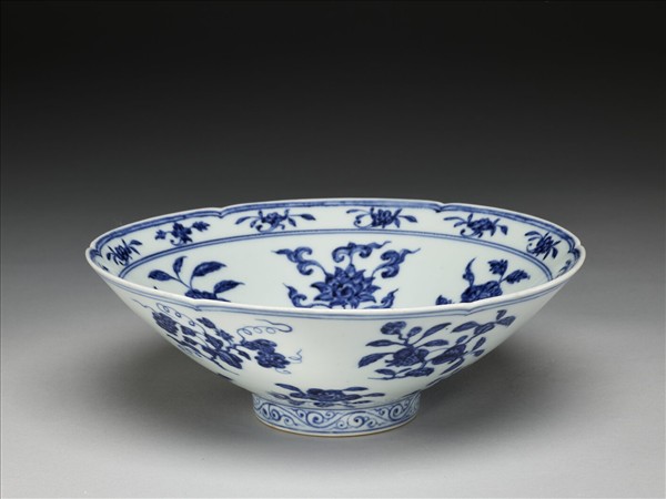 青花花果紋葵口碗