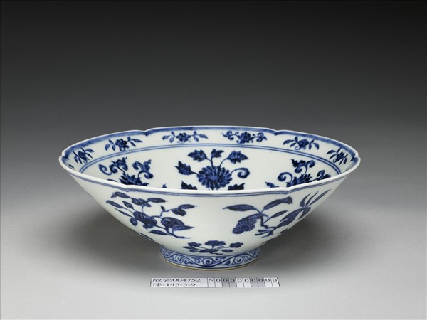 青花花果紋葵口碗