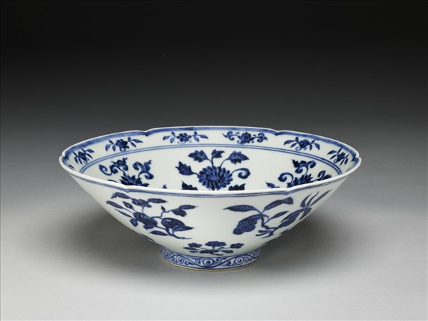 青花花果紋葵口碗