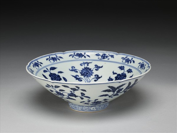 青花花果紋葵口碗