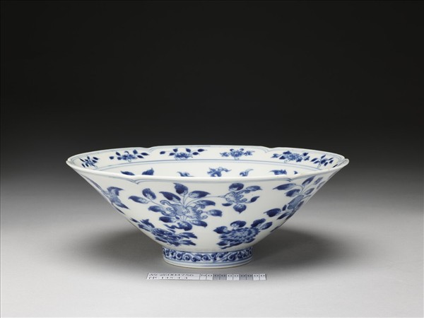 青花花果紋葵口碗