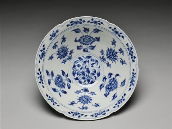 青花花果紋葵口碗