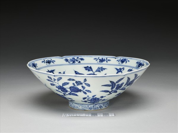 青花花果紋葵口碗