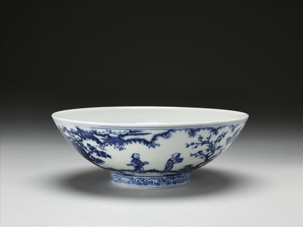青花庭園仕女圖碗