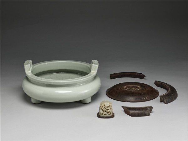 冬青釉三足鼎式爐