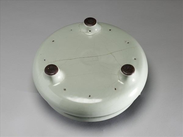 冬青釉三足鼎式爐