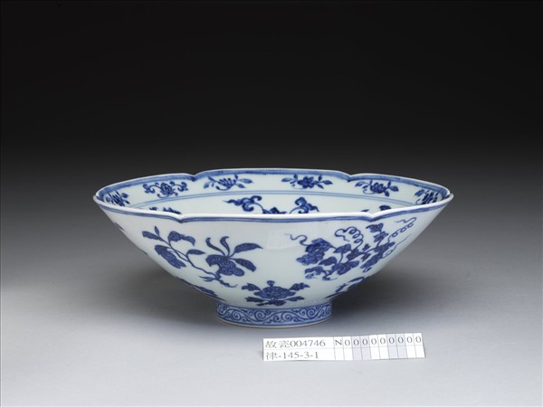 青花花果紋葵口碗