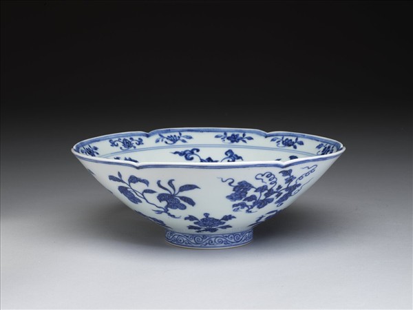 青花花果紋葵口碗