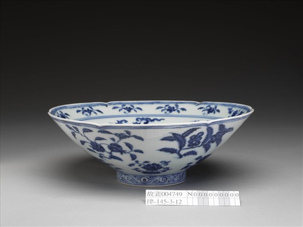 青花花果紋葵口碗