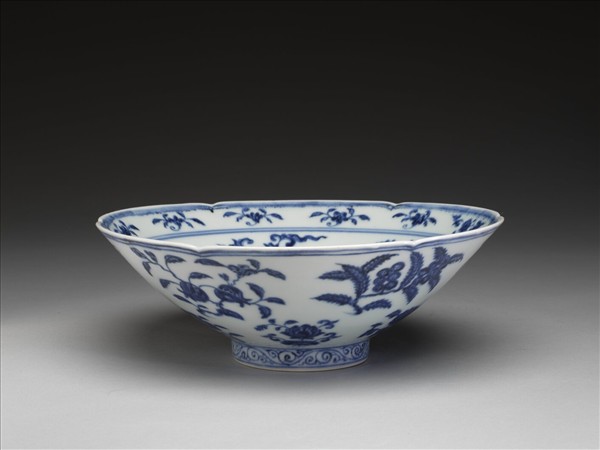 青花花果紋葵口碗